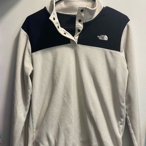 Women’s North face pullover Size M